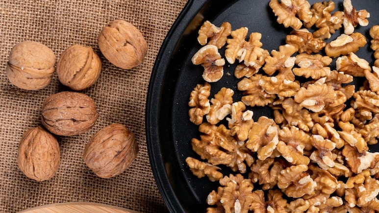 From Walnuts To Tomatoes: Nutritionist Shares 5 Foods For 5 Common Skin Problems