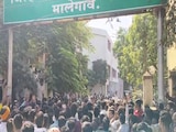 मालेगांव कोर्ट परिसर में हंगामा, गुस्साई भीड़ ने चप्पल फेंकी-तोड़ा दरवाजा, बच्ची से रेप-हत्या पर उबाल मालेगांव कोर्ट परिसर में हंगामा, गुस्साई भीड़ ने चप्पल फेंकी-तोड़ा दरवाजा, बच्ची से रेप-हत्या पर उबाल