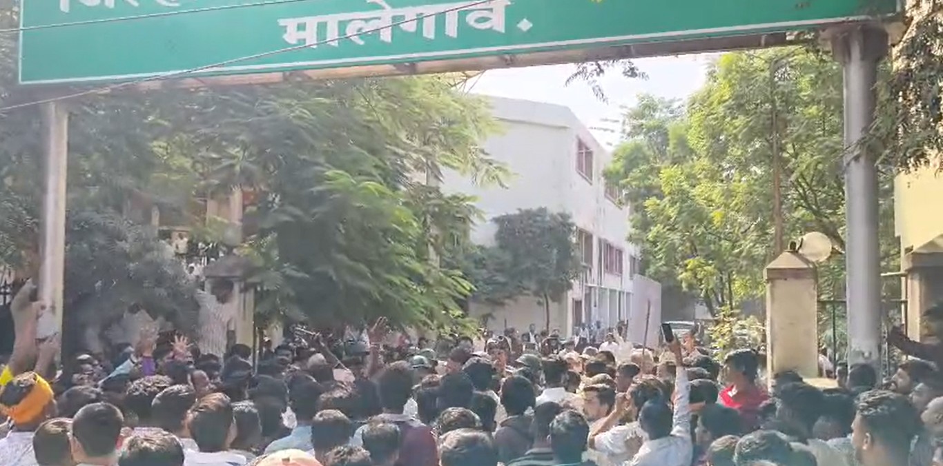 मालेगांव कोर्ट परिसर में हंगामा, गुस्साई भीड़ ने चप्पल फेंकी-तोड़ा दरवाजा, तीन साल की बच्ची से रेप-हत्या पर उबाल