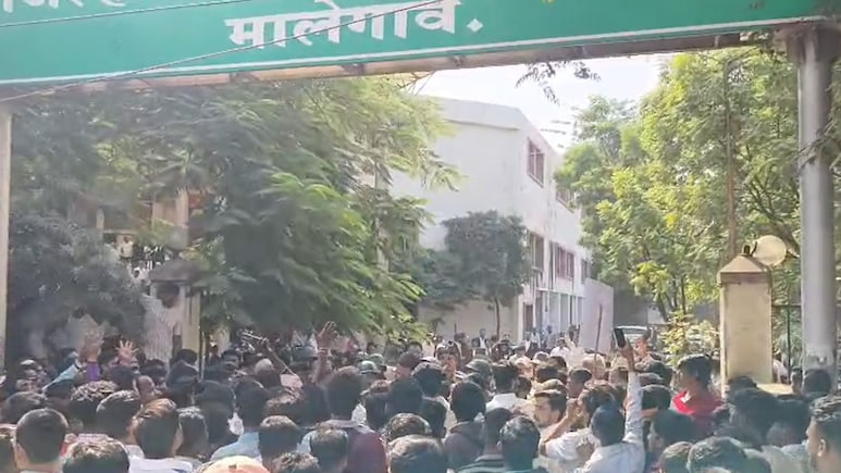 मालेगांव कोर्ट परिसर में हंगामा, गुस्साई भीड़ ने चप्पल फेंकी-तोड़ा दरवाजा, तीन साल की बच्ची से रेप-हत्या पर उबाल