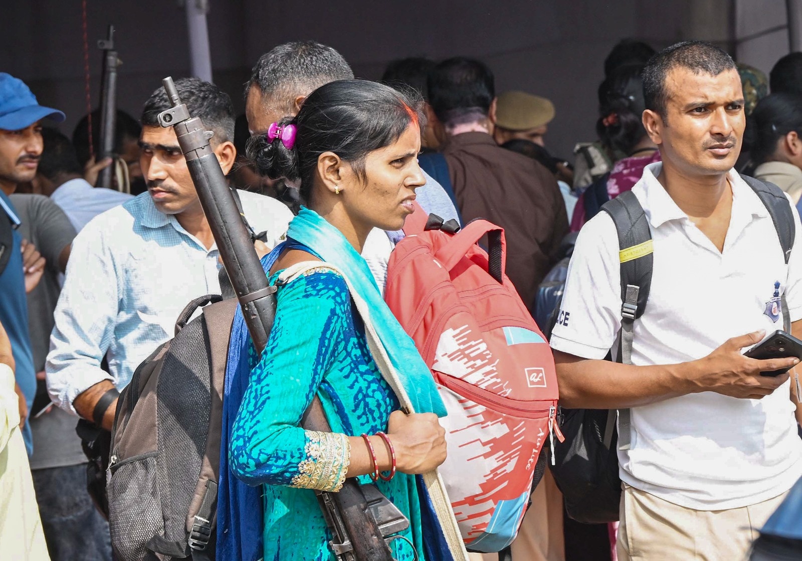 कंधे पर बंदूक टांगे सुरक्षाकर्मी