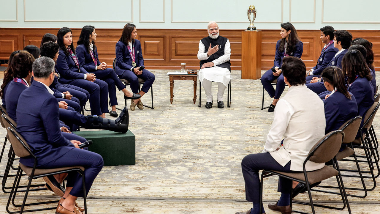 PM Modi Interacts With Women Cricketers After World Cup Victory