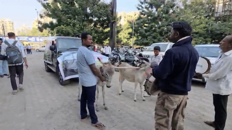 पुणे में अनोखा विरोध; खराब 'थार' SUV को गधों से खिंचवाकर शोरूम ले गया ग्राहक