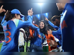 मेरे कंधे पर तिरंगा... ऐतिहासिक जीत के बाद व्हील चेयर पर मैदान में पहुंचीं प्रतीका रावल