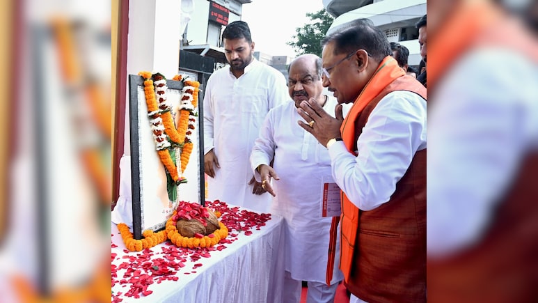 CM साय ने छत्तीसगढ़ महतारी की प्रतिमा पर माल्यार्पण कर किया नमन,  प्रदेश के विकास का भी लिया संकल्प CM साय ने छत्तीसगढ़ महतारी की प्रतिमा पर माल्यार्पण कर किया नमन,  प्रदेश के विकास का भी लिया संकल्प