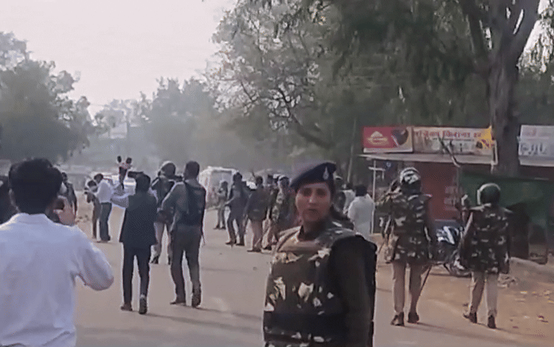 रायसेन में 6 साल की बच्ची से रेप के मामले में चक्काजाम, पुलिस की गाड़ी के आगे लेटे प्रदर्शनकारी