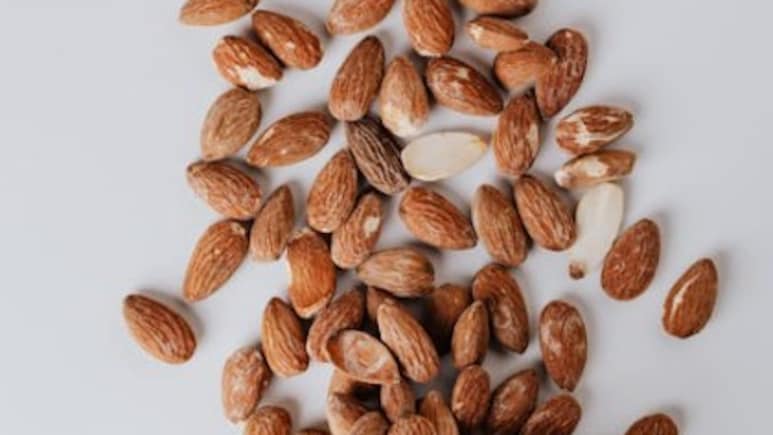 बादाम कैसे खाने चाहिए, बादाम खाने का सबसे अच्छा तरीका क्या है?
