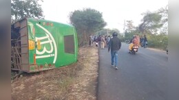 जबलपुर से डिंडौरी जा रही बस पलटी, 15 से 20 यात्री घायल; स्थानीय लोगों ने पहुंचाया अस्पताल