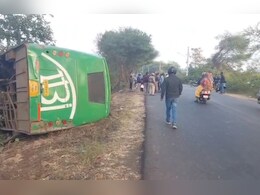 जबलपुर से डिंडौरी जा रही बस पलटी, 15 से 20 यात्री घायल; स्थानीय लोगों ने पहुंचाया अस्पताल