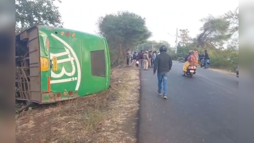 जबलपुर से डिंडौरी जा रही बस पलटी, 15 से 20 यात्री घायल; स्थानीय लोगों ने पहुंचाया अस्पताल