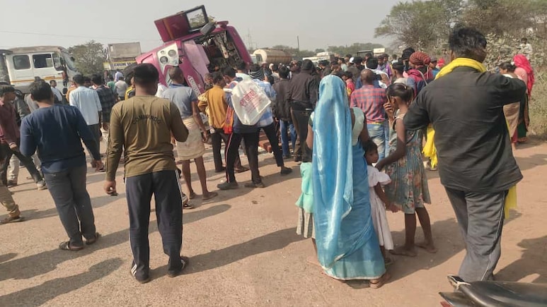 Chhattisgarh Road Accident:  रायगढ़-बिलासपुर हाइवे पर पलटी यात्री बस; एक की मौत, 11 लोग गंभीर घायल