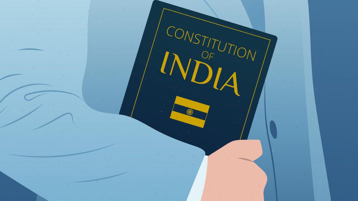 Constitution Day: क्यों नाइट्रोजन चैंबर में रखा गया है हाथ से लिखा संविधान? कुछ ऐसी है इसे लिखे जाने की कहानी