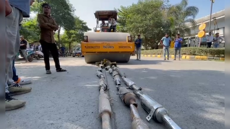 इंदौर ट्रैफिक पुलिस की बड़ी कार्रवाई, 1500 मॉडिफाइड साइलेंसर और 60 हूटर पर चला रोडरोलर