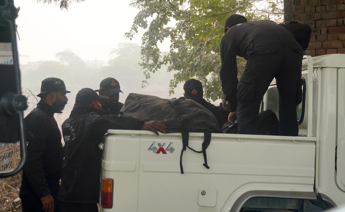 फरीदाबाद जिले के खंडावली में दिल्ली लाल किला विस्फोट मामले से जुड़ी संदिग्ध लाल फोर्ड इकोस्पोर्ट कार मिलने के बाद एनएसजी कमांडो घटनास्थल पर पहुंचे थे.