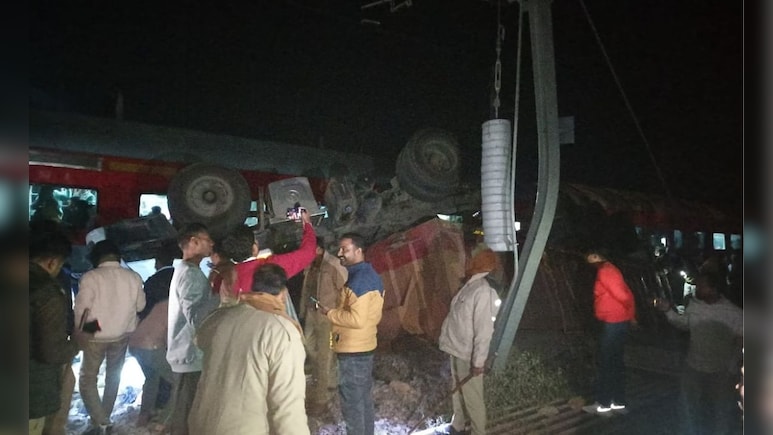 UP के बाराबंकी में बड़ा हादसा, ब्रिज तोड़ते हुए रेलवे ट्रैक पर गिरा ट्रक, मची अफरातफरी