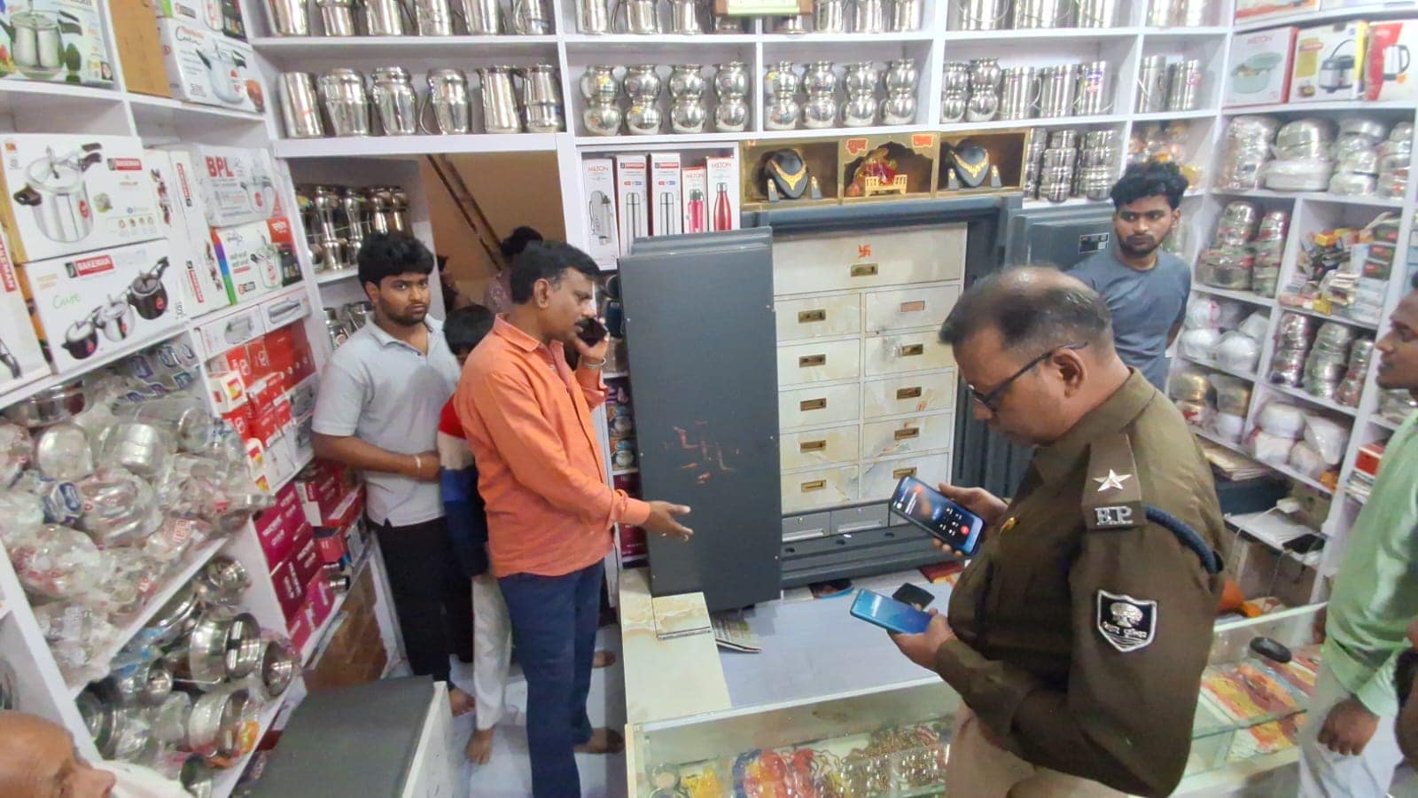 लूट वाली दुकान में छानबीन के लिए पहुंचे पुलिस अधिकारी. लूट वाली दुकान में छानबीन के लिए पहुंचे पुलिस अधिकारी.