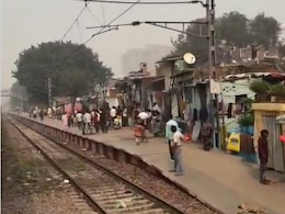 दिल्ली का अनोखा रेलवे स्टेशन, जहां प्लेटफॉर्म पर ही बसी है 'बस्ती', दो-दो मंजिला घर बनाकर रह रहे लोग