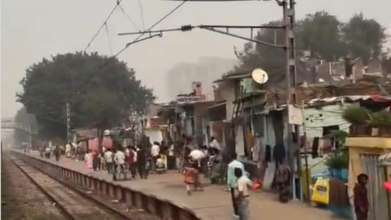 दिल्ली का अनोखा रेलवे स्टेशन, जहां प्लेटफॉर्म पर ही बसी है 'बस्ती', दो-दो मंजिला घर बनाकर रह रहे लोग
