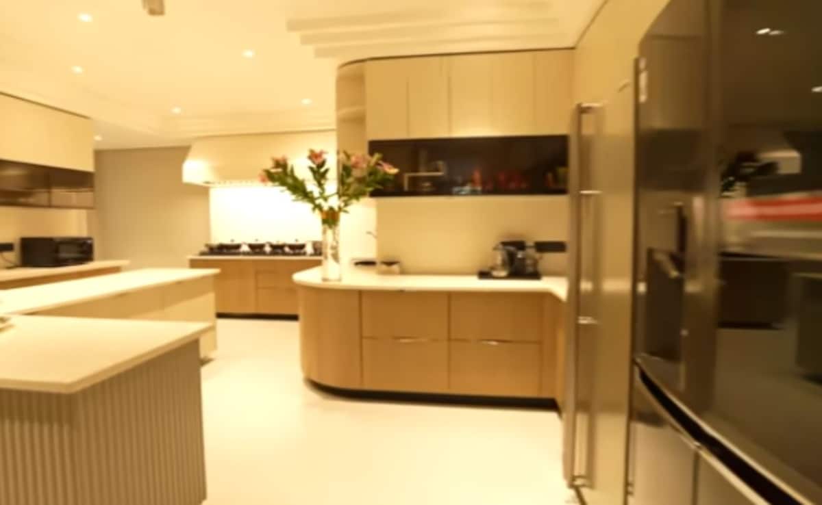 The white and pastel interiors of Manish Malhotras house scream royalty. Photo: Farah Khan/ YouTube