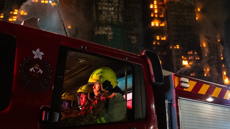 Hong Kong: दर्दनाक हादसे के बाद 3 लोग गिरफ्तार, बिल्डिंग में रहते थे ज्‍यादातर बुजुर्ग 