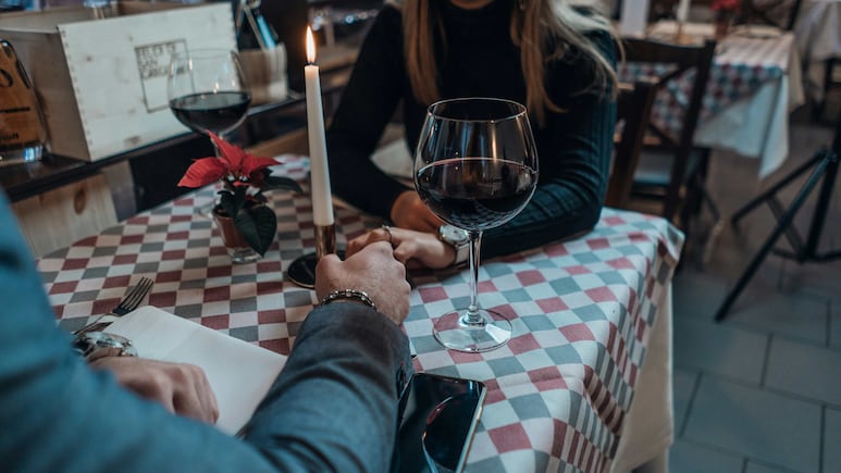 Who Should Pay On The First Date? What Indian Women Prefer, Reveals New Survey