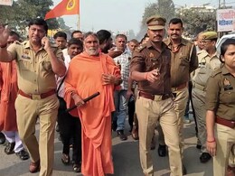 कार्तिक मेले में गैर हिंदुओं की दुकान चेक करने से यशवीर महाराज को पुलिस ने रोका