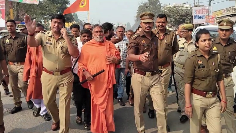 कार्तिक मेले में गैर हिंदुओं की दुकान चेक करने से यशवीर महाराज को पुलिस ने रोका कार्तिक मेले में गैर हिंदुओं की दुकान चेक करने से यशवीर महाराज को पुलिस ने रोका