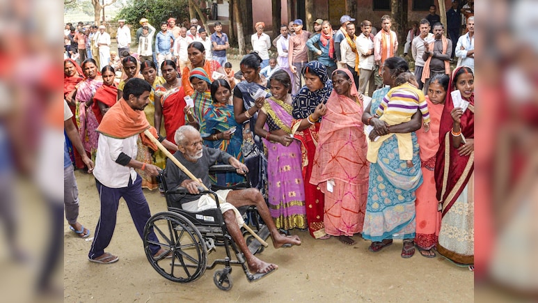 बिहार चुनाव: दूसरे चरण में 'महा बंपर' वोटिंग, सीमांचल और ग्रामीण इलाकों में लगी वोटर्स की लंबी कतार, किसे होगा फायदा?