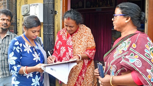 मप्र में 10 दिन में 6 BLO की मौत, परिजन का आरोप- काम का दबाव; प्रशासन बोला- पहले से थे बीमार