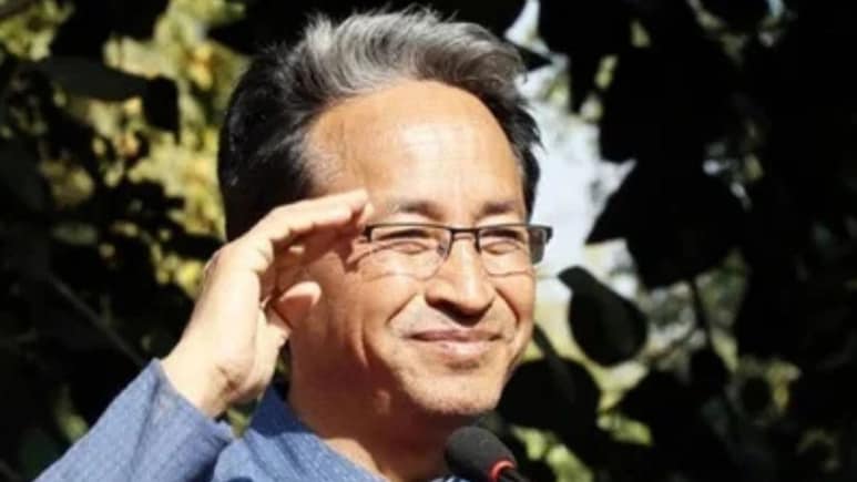 भूख हड़ताल पर बैठे सोनम वांगचुक के पास हैं इतनी डिग्रियां, अवॉर्ड्स की लिस्ट भी देख लीजिए