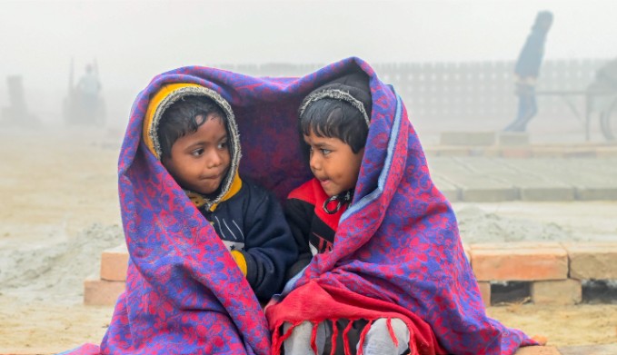 FOG Alert: यूपी, बिहार वाले सावधान! गाजियाबाद से गोरखपुर तक 2 दिन घना कोहरा, दिल्ली भी कोहरे की सफेद चादर में लिपटी