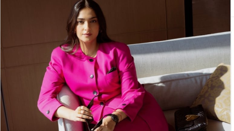 सोनम कपूर ने अनाउंस की दूसरी प्रेगनेंसी, तस्वीरों में बेबी बंप दिखाया और लिखा- MOTHER