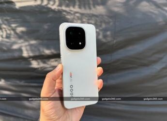 గతంలో, iQOO 13 భారత్లో 12GB RAM + 256GB స్టోరేజ్ వెర్షన్ కోసం ప్రారంభ ధర రూ. 54,999గా నిర్ణయించబడింది.