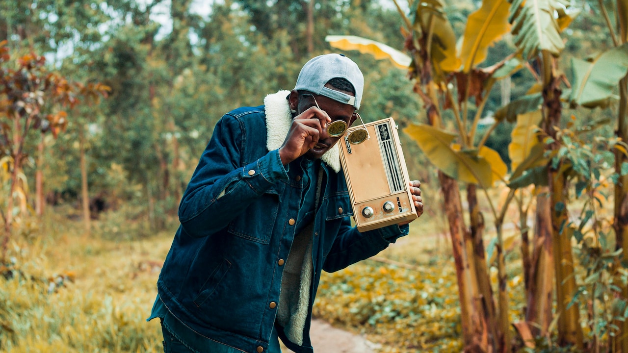 Learn how to create men's outfits using denim jackets in winter