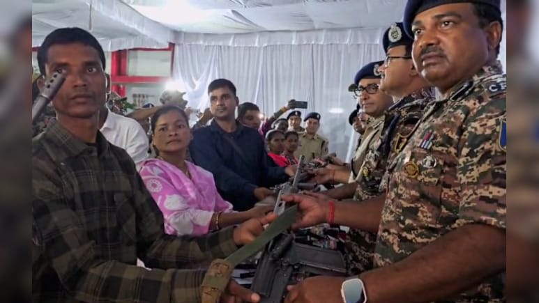 गरियाबंद में नक्सली 'खत्म'! सभी एक्टिव नक्सलियों ने किया सरेंडर, दो माओवादियों पर  8-8 लाख का इनाम