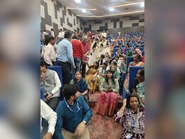 MP Foundation Day: स्थापना दिवस कार्यक्रम में मंच को छोड़ जमीन पर बैठ गईं कलेक्टर, जानें अचानक क्यों लिया ये फैसला? 