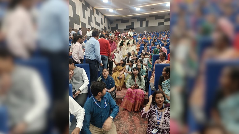 MP Foundation Day: स्थापना दिवस कार्यक्रम में मंच को छोड़ जमीन पर बैठ गईं कलेक्टर, जानें अचानक क्यों लिया ये फैसला?  MP Foundation Day: स्थापना दिवस कार्यक्रम में मंच को छोड़ जमीन पर बैठ गईं कलेक्टर, जानें अचानक क्यों लिया ये फैसला?