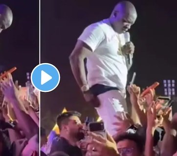Viral Video : आरारारारा! चाहत्यांना 'AKON'चं इतकं वेड, लाईव्ह कॉन्सर्टमध्ये सर्वात लोकप्रिय सिंगरची पँटच खेचली
