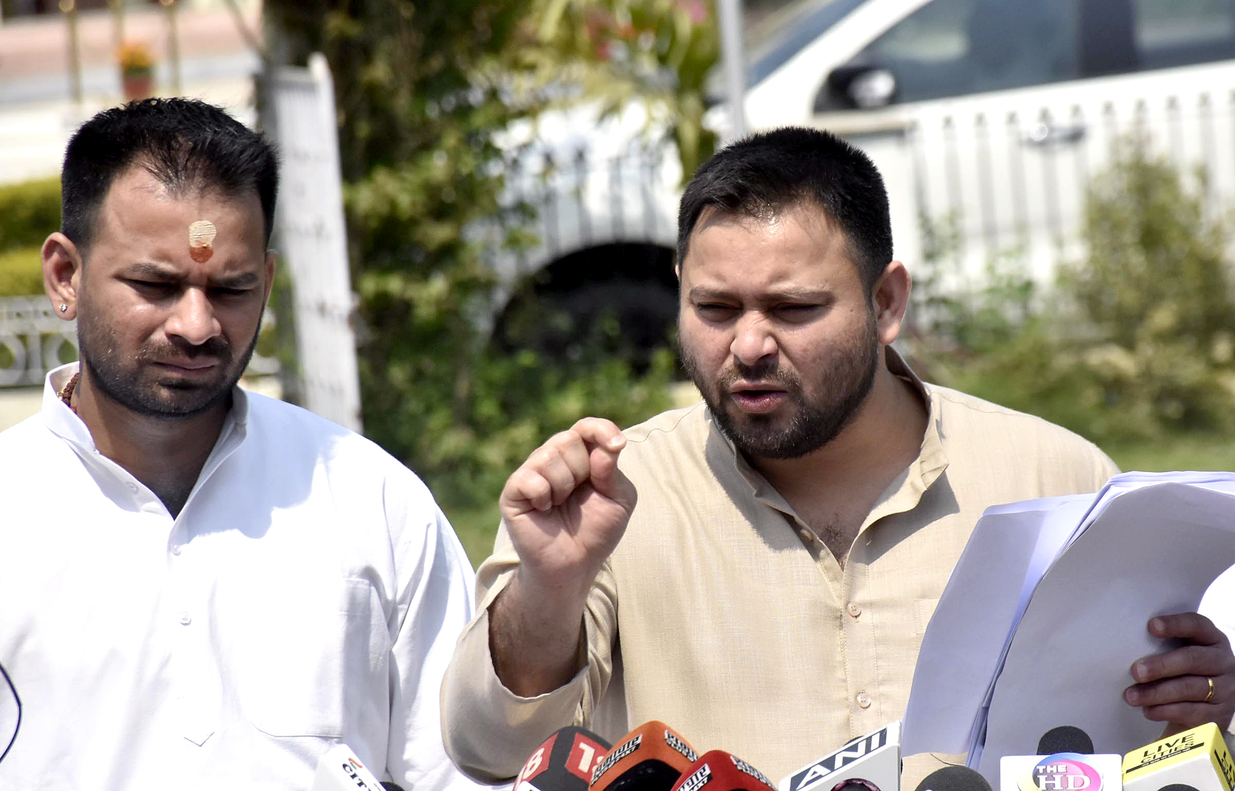 Bihar Election 2025 Result : तेजस्वी और तेजप्रताप दोनों अपनी सीटों पर पीछे, क्या आपस में लड़कर हुए बर्बाद?