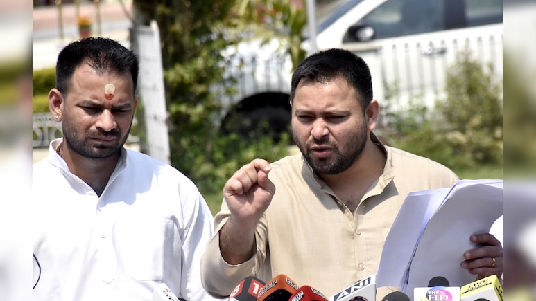 Bihar Election 2025 Result : तेजस्वी और तेजप्रताप दोनों अपनी सीटों पर पीछे, क्या आपस में लड़कर हो रहे बर्बाद?