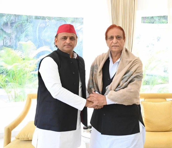 न जाने कितनी यादें संग ले आए... आजम आए घर तो अखिलेश यादव ने कही दिल की बात