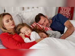 बच्चों को अपने माता-पिता के साथ कब तक सोना चाहिए? पीडियाट्रिशियन ने बताया कितने साल के बच्चे को अकेले सोना चाहिए