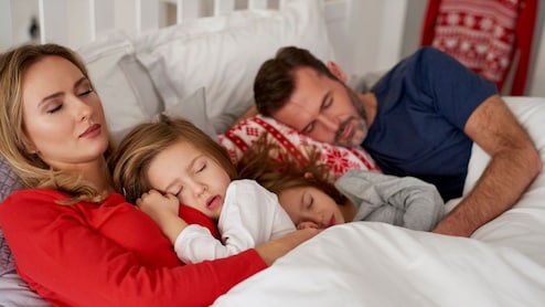 बच्चों को अपने माता-पिता के साथ कब तक सोना चाहिए? पीडियाट्रिशियन ने बताया कितने साल के बच्चे को अकेले सोना चाहिए