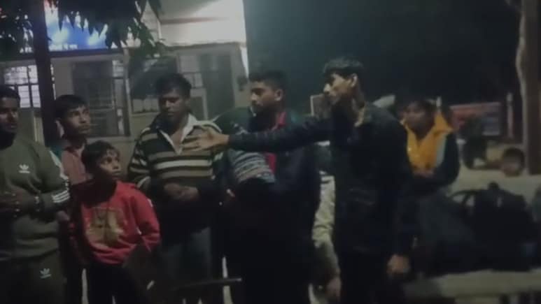 Rajasthan: दौसा में नशेड़ी जीप चालक ने श्रद्धालुओं से की मारपीट, किराये को लेकर हुआ बवाल