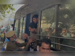 दिल्ली के झंडेवालान में चला MCD का बुलडोजर, स्थानीय लोगों ने जमकर काटा बवाल