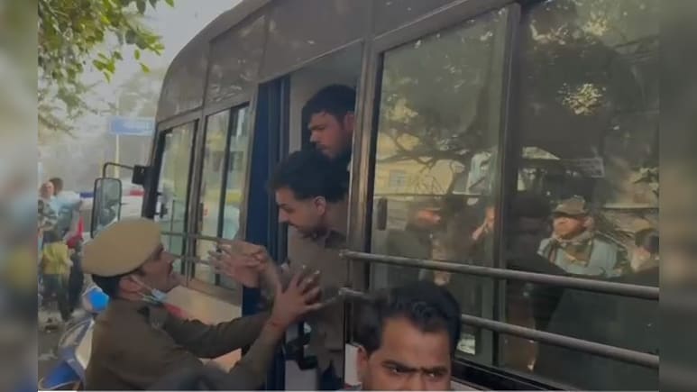 दिल्ली के झंडेवालान में चला MCD का बुलडोजर, स्थानीय लोगों ने जमकर काटा बवाल