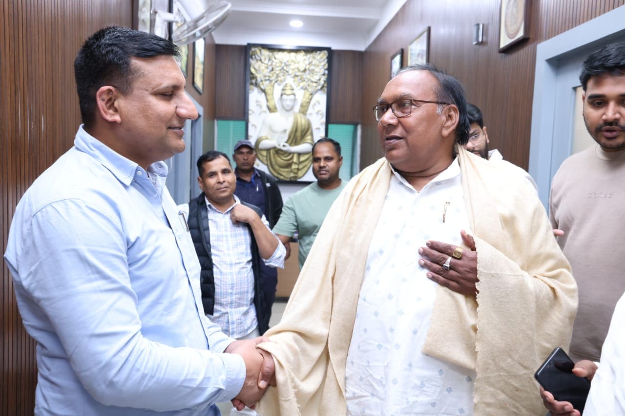 बोगो सिंह के साथ संजय यादव. (संजय के चेहरे पर कोई तकलीफ नहीं.) बोगो सिंह के साथ संजय यादव. (संजय के चेहरे पर कोई तकलीफ नहीं.)