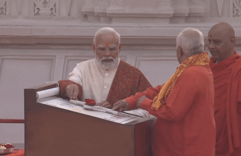 पीएम मोदी और संघ प्रमुख भागवत ने कुछ यूं लीवर घुमाकर लहराई धर्म ध्वजा. 