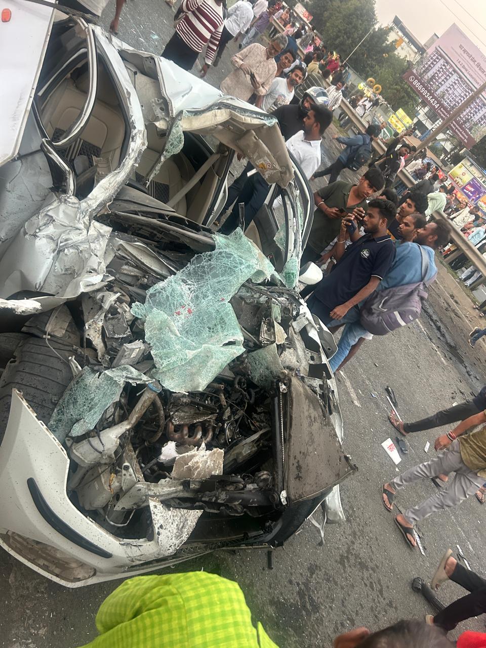 पुणे में हादसे के बाद गाड़ियों के उड़े परखच्चे.