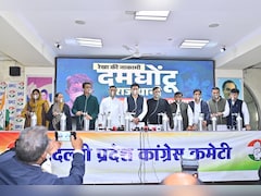 दिल्ली में दमघोंटू प्रदूषण को लेकर कांग्रेस का हमला, ऑक्सीजन सिलेंडर लगाकर पहुंचे सचिवालय, CM को सौंपा ज्ञापन